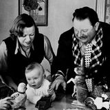 Geboren wurde Götz George am 23. Juli 1938 als Götz Schulz. Er entstammt einer Künstlerfamilie: Seine Eltern sind Heinrich George und Berta Drews, beide bekannte Schauspieler ihrer Zeit. Sein Vater gab ihm den Vornamen in Anlehnung an seine Lieblingsrolle Götz von Berlichingen. Das Foto stammt aus Götz' Geburtsjahr. Links sein sieben Jahre älterer Bruder Jan.