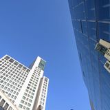 Direkt gegenüber vom Bahnhof Zoo, wo kurz nach der Wende neugierige Ossis für Peepshows vor schmuddeligen Sexshops Schlange standen, wuseln Bauarbeiter. Der neue Turmbau am Zoo mit seinen 32 Stockwerken steht kurz vor seiner Vollendung.  Noch in den 90er Jahren sollte der britische Architekt Richard Rogers auf dem dreieckigen Grundstück für den Getränkekonzern Brau und Brunnen ein gläsernes Hochhaus errichten. Doch über die Jahre blieb das Projekt nur eine Bauruine, bis 2009 die Grundsteinlegung für ein ehrgeiziges Vorhaben erfolgte: ein Luxushotel auf höchstem Niveau - für eine Gegend, die in Westberlin eher einen zweifelhaften Ruf hat.  Jetzt ragt das auch "Zoofenster" genannte Gebäude wie ein Leuchtturm in den Himmel über Berlin. Entworfen hat es schließlich der Architekt Christoph Mäckler. Das 118 Meter hohe Haus mit 32 Etagen übertrifft an Höhe sogar die Kaiser-Wilhelm-Gedächtniskirche und das Europacenter in der unmittelbaren Nachbarschaft.  In den unteren und oberen Stockwerken - von der 1. bis 15. und 22. bis 31. Etage - der 230 Millionen Euro teuren Immobilie ist ein Hotel eingezogen. Nicht irgendeins, sondern das Waldorf Astoria. Die erste Dependance des New Yorker Luxushotels in Deutschland soll ein Signal für die Zukunft setzen. Noch ist das Fünf-Sterne-Haus, dessen Eröffnung sich um ein Jahr verzögert hat, umgeben von Baustellen, wie dem Bikini-Haus in der Budapester Straße und Abrissarbeiten - ein "dynamisches Umfeld", wie es Hoteldirektor Friedrich Niemann beschönigend nennt.  stern.de konnte vor dem Eröffnungstermin einen exklusiven Rundgang durch das fast fertige Haus unternehmen.