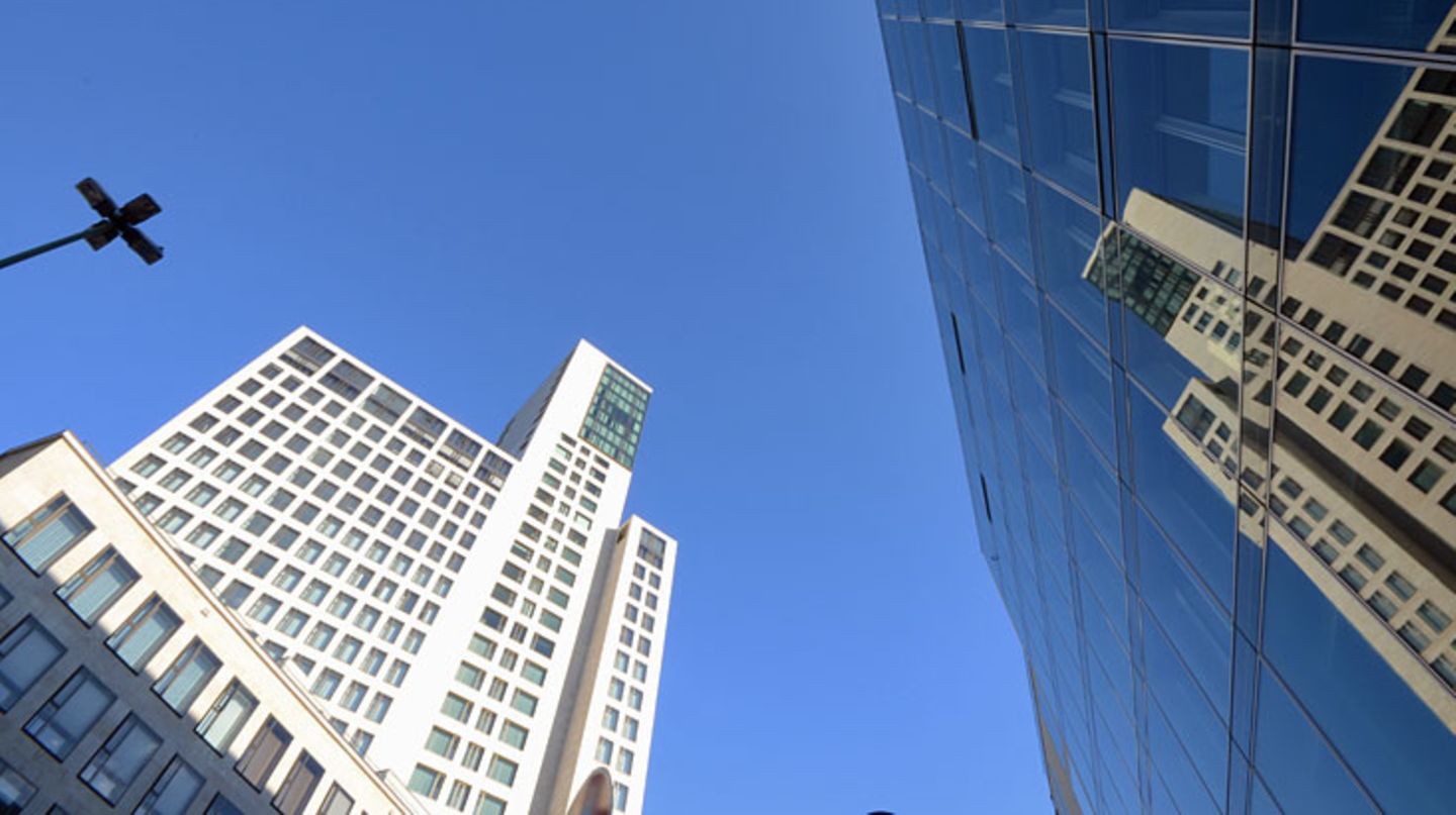 Direkt gegenüber vom Bahnhof Zoo, wo kurz nach der Wende neugierige Ossis für Peepshows vor schmuddeligen Sexshops Schlange standen, wuseln Bauarbeiter. Der neue Turmbau am Zoo mit seinen 32 Stockwerken steht kurz vor seiner Vollendung.  Noch in den 90er Jahren sollte der britische Architekt Richard Rogers auf dem dreieckigen Grundstück für den Getränkekonzern Brau und Brunnen ein gläsernes Hochhaus errichten. Doch über die Jahre blieb das Projekt nur eine Bauruine, bis 2009 die Grundsteinlegung für ein ehrgeiziges Vorhaben erfolgte: ein Luxushotel auf höchstem Niveau - für eine Gegend, die in Westberlin eher einen zweifelhaften Ruf hat.  Jetzt ragt das auch "Zoofenster" genannte Gebäude wie ein Leuchtturm in den Himmel über Berlin. Entworfen hat es schließlich der Architekt Christoph Mäckler. Das 118 Meter hohe Haus mit 32 Etagen übertrifft an Höhe sogar die Kaiser-Wilhelm-Gedächtniskirche und das Europacenter in der unmittelbaren Nachbarschaft.  In den unteren und oberen Stockwerken - von der 1. bis 15. und 22. bis 31. Etage - der 230 Millionen Euro teuren Immobilie ist ein Hotel eingezogen. Nicht irgendeins, sondern das Waldorf Astoria. Die erste Dependance des New Yorker Luxushotels in Deutschland soll ein Signal für die Zukunft setzen. Noch ist das Fünf-Sterne-Haus, dessen Eröffnung sich um ein Jahr verzögert hat, umgeben von Baustellen, wie dem Bikini-Haus in der Budapester Straße und Abrissarbeiten - ein "dynamisches Umfeld", wie es Hoteldirektor Friedrich Niemann beschönigend nennt.  stern.de konnte vor dem Eröffnungstermin einen exklusiven Rundgang durch das fast fertige Haus unternehmen.