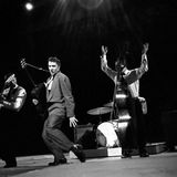 Elvis Presleys Auftritte waren für die damalige Zeit ungemein physisch. Insbesondere sein aufreizender Hüftschwung brachte ihm den Beinamen "the Pelvis" (das Becken) ein. Hier legt er in den CBS Studio los.