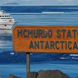 Besuch der amerikanischen Antarktisstation McMurdo, der Gateway zum Südpol und Ausgangspunkt vieler Expeditionen. "Wir erreichen die Station am letzten Tag der Saison mit der Sommerbesetzung", so Behrend. "Gleichzeitig war es der schönste und wärmste Tag des gesamten Jahres mit maximalen Lufttemperaturen von -2 Grad."