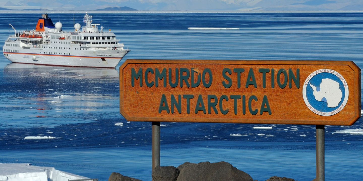 Durchs Südpolarmeer: Besuch der amerikanischen Antarktisstation McMurdo, der Gateway zum Südpol und Ausgangspunkt vieler Expeditionen. "Wir erreichen die Station am letzten Tag der Saison mit der Sommerbesetzung", so Behrend. "Gleichzeitig war es der schönste und wärmste Tag des gesamten Jahres mit maximalen Lufttemperaturen von -2 Grad." Besuch der amerikanischen Antarktisstation McMurdo, der Gateway zum Südpol und Ausgangspunkt vieler Expeditionen. "Wir erreichen die Station am letzten Tag der Saison mit der Sommerbesetzung", so Behrend. "Gleichzeitig war es der schönste und wärmste Tag des gesamten Jahres mit maximalen Lufttemperaturen von -2 Grad."