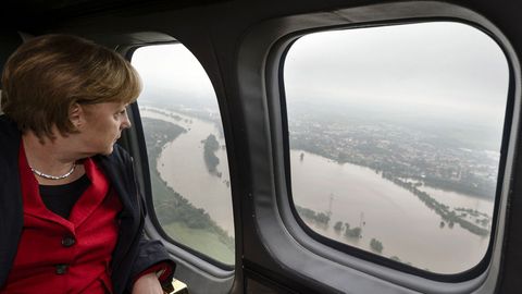 Gekonnte Inszenierung: Angela Merkel blickt nachdenklich auf das von ihr beherrschte Land herab, das wie hier - zwischen Dresden und Pirna - in den Fluten zu versinken droht