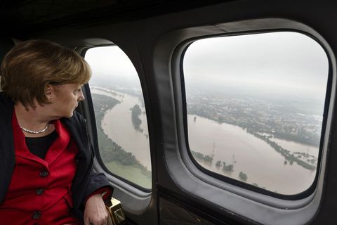 Gekonnte Inszenierung: Angela Merkel blickt nachdenklich auf das von ihr beherrschte Land herab, das wie hier - zwischen Dresden und Pirna - in den Fluten zu versinken droht