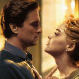 Der größte Reiz bei "Basic Instinct" geht von der kühlen Autorin Catherine Tramell (Sharon Stone) aus, bei der bis zum Schluss unklar bleibt, ob sie die Mörderin ist oder nicht. Ganz offenkundig Gefahr geht aber von Detective Nick Curran (Michael Douglas) aus. Er ist gewalttätig, hat ein Drogenproblem und neigt zu brutalem Sex. Damit ist er das ideale Opfer für die beherrschte Tramell. Denn während er seine Emotionen kaum unter Kontrolle halten kann, spielt sie mit ihm ein fieses Katz-und-Maus-Spiel.