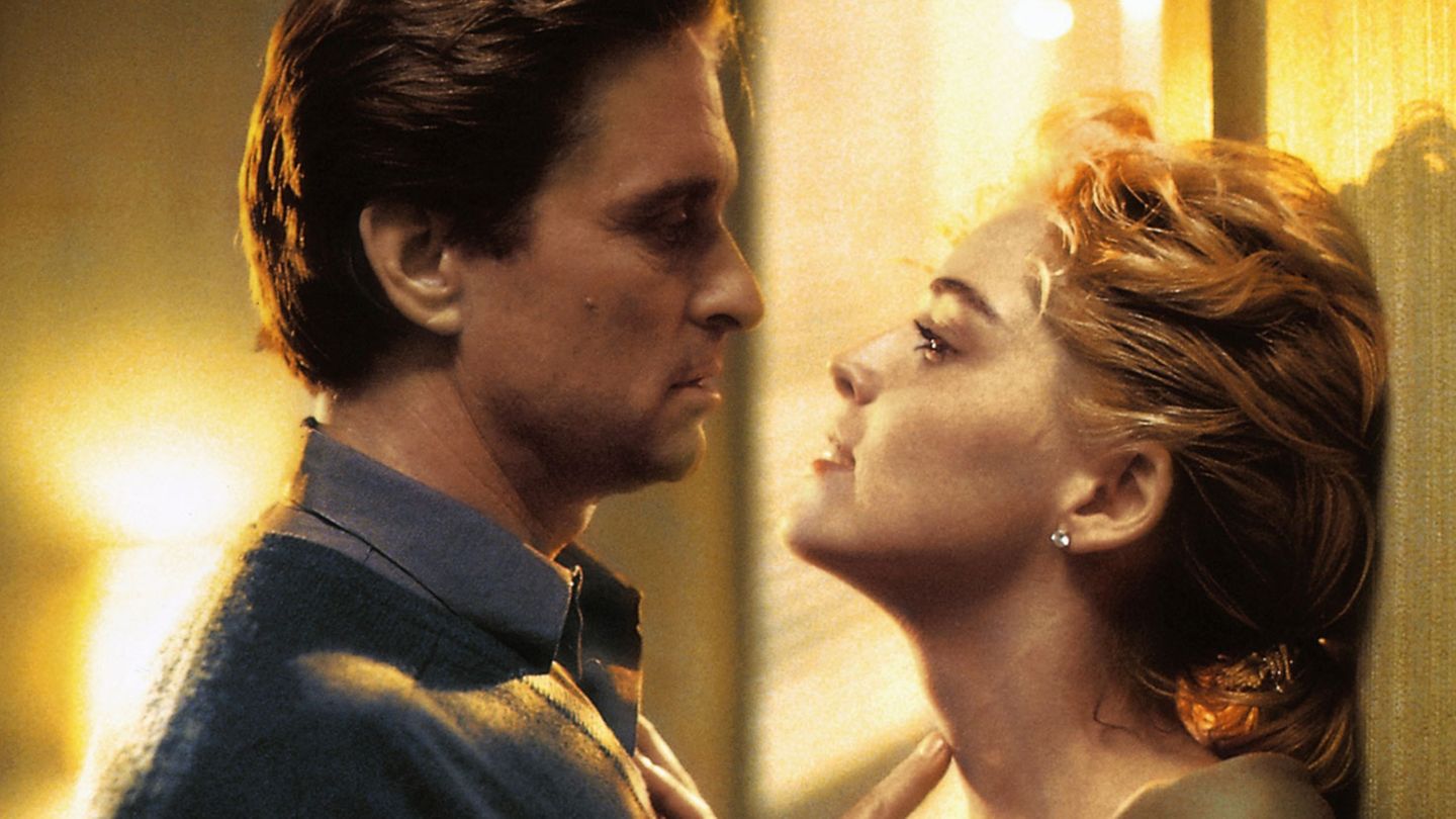 "Tatort"-Kommissar Faber: Der größte Reiz bei "Basic Instinct" geht von der kühlen Autorin Catherine Tramell (Sharon Stone) aus, bei der bis zum Schluss unklar bleibt, ob sie die Mörderin ist oder nicht. Ganz offenkundig Gefahr geht aber von Detective Nick Curran (Michael Douglas) aus. Er ist gewalttätig, hat ein Drogenproblem und neigt zu brutalem Sex. Damit ist er das ideale Opfer für die beherrschte Tramell. Denn während er seine Emotionen kaum unter Kontrolle halten kann, spielt sie mit ihm ein fieses Katz-und-Maus-Spiel. Der größte Reiz bei "Basic Instinct" geht von der kühlen Autorin Catherine Tramell (Sharon Stone) aus, bei der bis zum Schluss unklar bleibt, ob sie die Mörderin ist oder nicht. Ganz offenkundig Gefahr geht aber von Detective Nick Curran (Michael Douglas) aus. Er ist gewalttätig, hat ein Drogenproblem und neigt zu brutalem Sex. Damit ist er das ideale Opfer für die beherrschte Tramell. Denn während er seine Emotionen kaum unter Kontrolle halten kann, spielt sie mit ihm ein fieses Katz-und-Maus-Spiel.