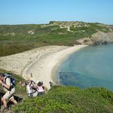 Es führt ein Weg nach irgendwo: Dem Fußtouristen kommt die Insel näher.