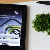 Mit einer lauten Melodie macht das iPad darauf aufmerksam, dass das Essen fertig ist und der Dampfgarer vom Herd genommen werden sollte.