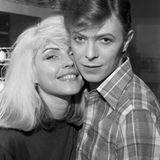 Debbie Harry und David Bowie, der damals bereits ein Superstar war. Das Bild entstand 1977 backstage während Iggy Pops "The Idiot"-Tour