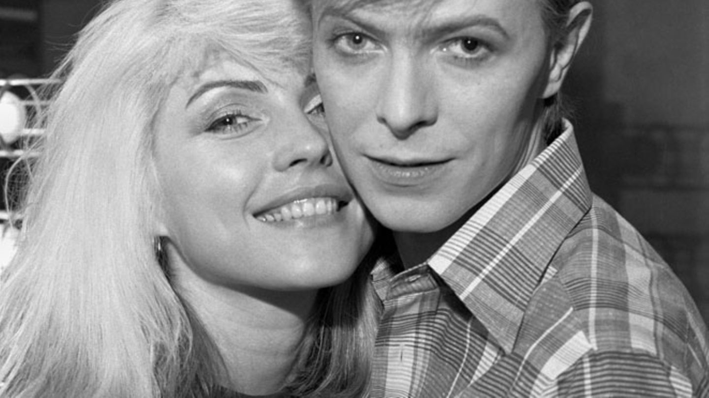 Debbie Harry und David Bowie, der damals bereits ein Superstar war. Das Bild entstand 1977 backstage während Iggy Pops "The Idiot"-Tour