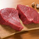 Rindfleisch - 15.415 Liter Wasser pro Kilogramm Einer der Spitzenreiter unter den Lebensmitteln ist Rindfleisch: Im Durchschnitt sind 15.415 Liter Wasser pro Kilogramm Fleisch (ohne Knochen) nötig. Grundlage der Berechnung ist die Intensivhaltung von Rindern, die nach drei Jahren ihr Schlachtgewicht erreicht haben. Bis dahin hat ein Tier laut der Tierschutzorganisation Peta etwa 1300 Kilogramm Futter aus verschiedenen Getreidesorten und Soja, 7200 Kilogramm Heu und rund 24.000 Liter Wasser zum Tränken gebraucht. Für das Futter werden insgesamt 15.300 Liter Wasser fällig.