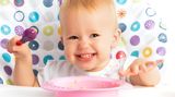 Kochen Sie selbst für Ihr Kind, statt Kindernahrungsmittel zu kaufen. Die sind nur teuer, aber nicht besser, da sie oft viel Zucker und Fett enthalten. Leckere Zwischenmahlzeiten können Sie aus Obst, Rohkost, Milch oder Joghurt selbst zubereiten