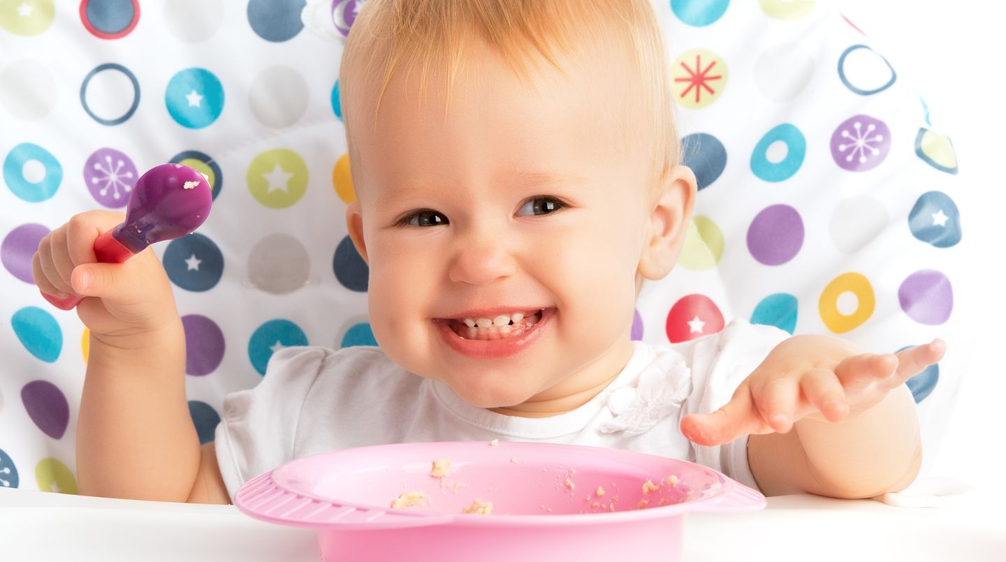 Kochen Sie selbst für Ihr Kind, statt Kindernahrungsmittel zu kaufen. Die sind nur teuer, aber nicht besser, da sie oft viel Zucker und Fett enthalten. Leckere Zwischenmahlzeiten können Sie aus Obst, Rohkost, Milch oder Joghurt selbst zubereiten