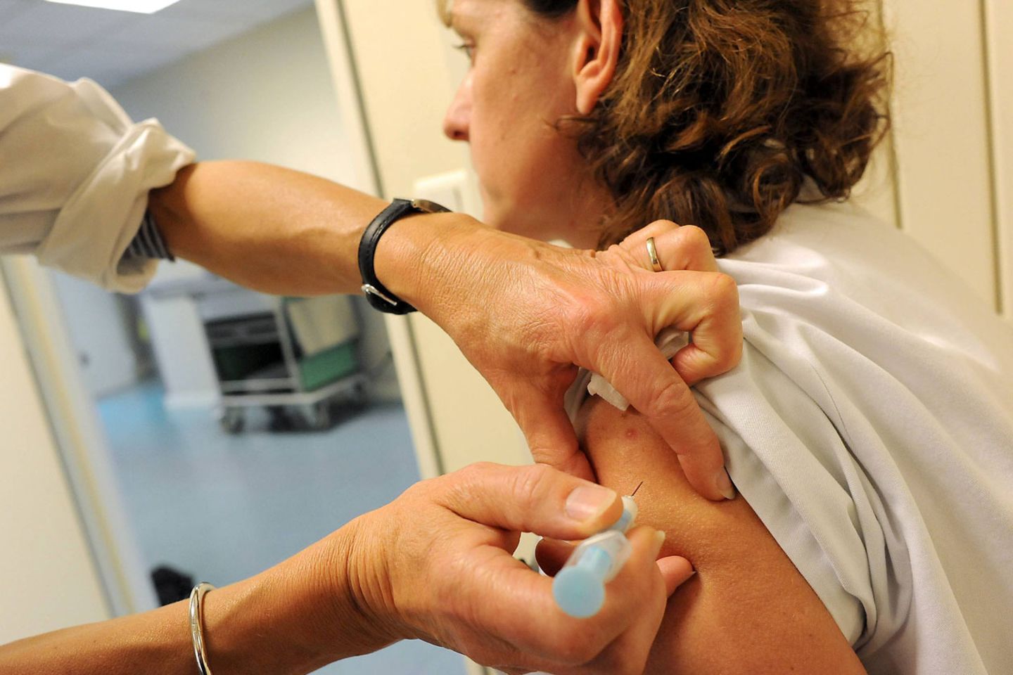 Eine Grippe-Impfung kann Leben retten. Doch in Nord- und Süddeutschland fehlt derzeit Impfstoff.