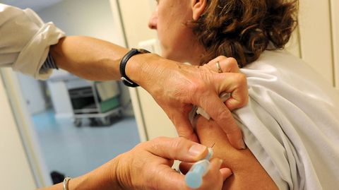 Eine Grippe-Impfung kann Leben retten. Doch in Nord- und Süddeutschland fehlt derzeit Impfstoff.