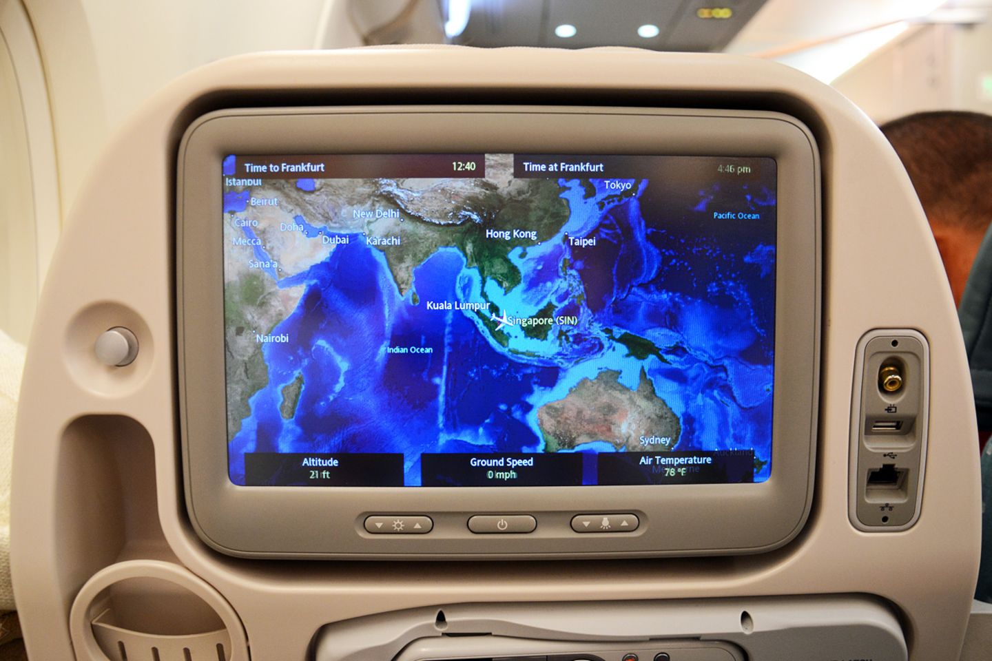 Das Display in der Rückenlehne zeigt nicht nur die Lage von Singapur am Südende der Malaiischen Halbinsel an, sondern auch die Resiezeit. Auf dem Rückflug sind es meist 13 Stunden.