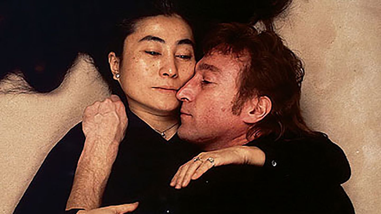 Am Tag seines Todes fotografierte Annie Leibovitz John Lennon - mit seiner Frau Yoko Ono - als sensiblen, liebevollen Ehemann