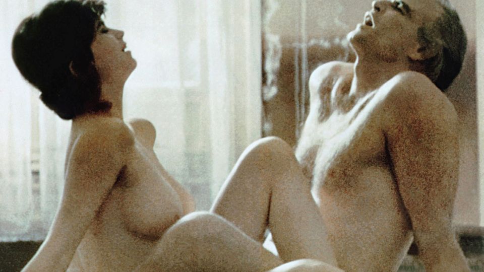 Der Amerikaner Paul (Marlon Brando) und die junge Französin Jeanne (Maria Schneider) treffen sich in einem leerstehenden Pariser Appartement und schlafen miteinander