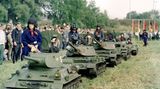 Die DDR-Gesellschaft war deutlich stärker durchmilitarisiert als in der BRD. Die Gesellschaft für Sport und Technik (GEST) führte zusammen mit der NVA die vormilitärische Ausbildung (VA) an Schulen und Universitäten durch. Und veranstaltete insgesamt vier Wehrspartakiaden, also wehrsportliche Wettkämpfe der "verteidigungsbereiten" Jugend. Es war so etwas wie die deutsche Meisterschaft im Wehrsport. Diese Aufnahme entstand bei der 3. Zentralen Wehrspartakiade 1978 in Halle.