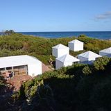 Am Ende des ersten Tages stehen kubistische Zwei-Mann-Zelte und ein Küchenzelt im Schutz der Dünen. Fisch kommt auf den Grill des Forester Beach Camp. Die klare Luft sorgt für eine präzise Linie am Horizont. Irgendwo dahinter muss Neuseeland liegen. Nachts funkeln die Sterne, die Milchstraße leuchtet und vertraute Sternenbilder stehen auf dem Kopf - wir sind eben auf der Südhalbkugel.