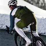 Diese Kombination eignet sich besser für klassische Rennradfahrer mit langen Trainingsdistanzen. Selbst die Überschuhe sind stylisch weiß mit großem Schriftzug. Schönheit muss leiden: Bei Schmuddelwetter dürfte das strahlende Weiß nicht lange anhalten.