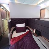 Im Gegensatz zu den anderen 136 Flugzeugen der Airline, in denen die First längst abgeschafft wurde, gibt es an Bord der A380 wieder eine Erste Klasse - mit acht Suiten, deren Sessel sich in fliegende Betten verwandeln lassen.