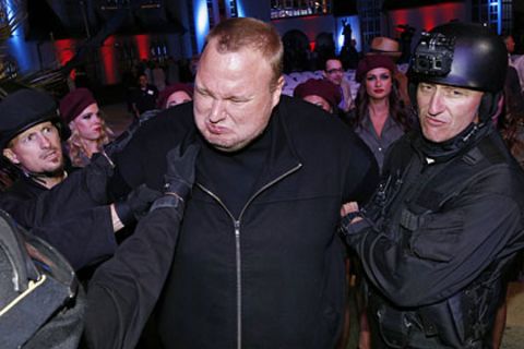 Kim Dotcom versucht sich als Schauspieler und wird von falschen Polizisten auf seinem Anwesen in Neuseeland abgeführt