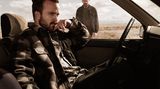 "Breaking Bad"  Der krebskranke Chemielehrer Walter White (Bryan Cranston, der auch als bester Hauptdarsteller in einer Drama-Serie ausgezeichnet wurde) sattelt auf Meth-Produktion um, damit seine Familie nach seinem Tod versorgt ist und wird immer tiefer in den Drogensumpf gezogen. Das großartige Psychogramm eines anständigen Mannes, der zum rücksichtslosen Großkriminellen wird. "Breaking Bad" erhielt wie im Vorjahr den Emmy als beste Dramaserie.  Geeignet für: Menschen, die Serien mögen, die im kriminellen Milieu spielen. Und für Fans von Bryan Cranston.  Wo kann ich das sehen? RTL Nitro zeigt die aktuellen Staffeln.