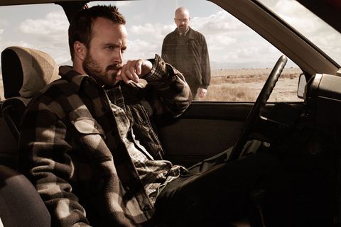"Breaking Bad"  Der krebskranke Chemielehrer Walter White (Bryan Cranston, der auch als bester Hauptdarsteller in einer Drama-Serie ausgezeichnet wurde) sattelt auf Meth-Produktion um, damit seine Familie nach seinem Tod versorgt ist und wird immer tiefer in den Drogensumpf gezogen. Das großartige Psychogramm eines anständigen Mannes, der zum rücksichtslosen Großkriminellen wird. "Breaking Bad" erhielt wie im Vorjahr den Emmy als beste Dramaserie.  Geeignet für: Menschen, die Serien mögen, die im kriminellen Milieu spielen. Und für Fans von Bryan Cranston.  Wo kann ich das sehen? RTL Nitro zeigt die aktuellen Staffeln.