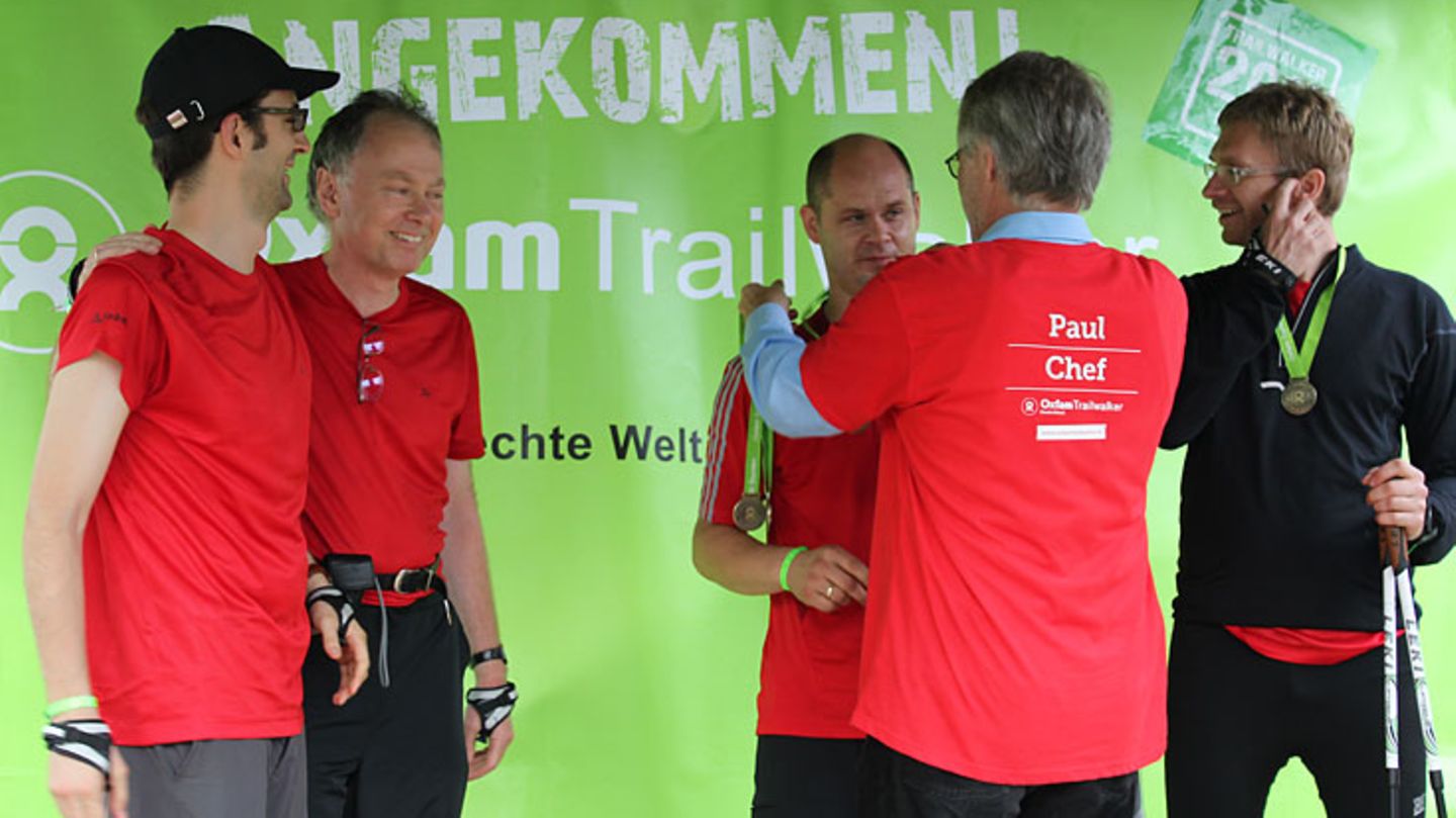 Die sternläufer sind am nächsten Morgen um 11:08 Uhr angekommen, nach 27 Stunden und 38 Minuten - als eines von 78 Teams, das es als komplettes Vierer-Team geschafft hat. Die schnellste Gruppe, "Die Waldgeister", bewältigte den Oxfam Trailwalker in nur in 16 Stunden und 31 Minuten - mit dabei eine Ultramarathon-Weltmeisterin