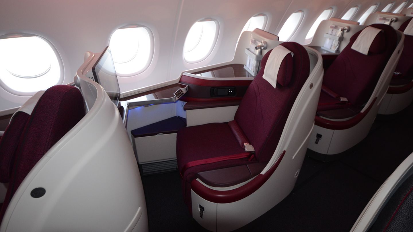 Auch in der Business Class lassen sich die Sitze, die leicht versetzt zur Flugrichtung in 1-2-1er-Konfiguration angeordnet sind, in komplett flache Betten verwandeln.