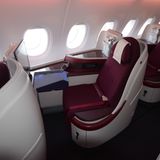 Auch in der Business Class lassen sich die Sitze, die leicht versetzt zur Flugrichtung in 1-2-1er-Konfiguration angeordnet sind, in komplett flache Betten verwandeln.