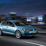 Schräg von vorn sieht der Neue dynamischer als in der Seitenansicht aus, aus diesem Winkel fällt die Masse der hinteren Säule nicht so ins Gewicht.