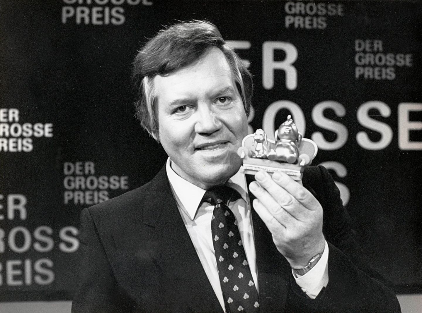 Lange bevor Günther Jauch mit "Wer wird Millionär?" einen Quizboom auslöste, brachte Wim Thoelke den Deutschen die Lust am Raten. "Der große Preis" war neben "Dalli Dalli" die zweite große Donnerstags-Show und lief fast 20 Jahre, von 1974 bis 1992. Legendär war die von Loriot gezeichnete Comic-Einlage "Wum und Wendelin".