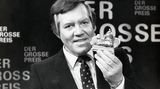 Lange bevor Günther Jauch mit "Wer wird Millionär?" einen Quizboom auslöste, brachte Wim Thoelke den Deutschen die Lust am Raten. "Der große Preis" war neben "Dalli Dalli" die zweite große Donnerstags-Show und lief fast 20 Jahre, von 1974 bis 1992. Legendär war die von Loriot gezeichnete Comic-Einlage "Wum und Wendelin".