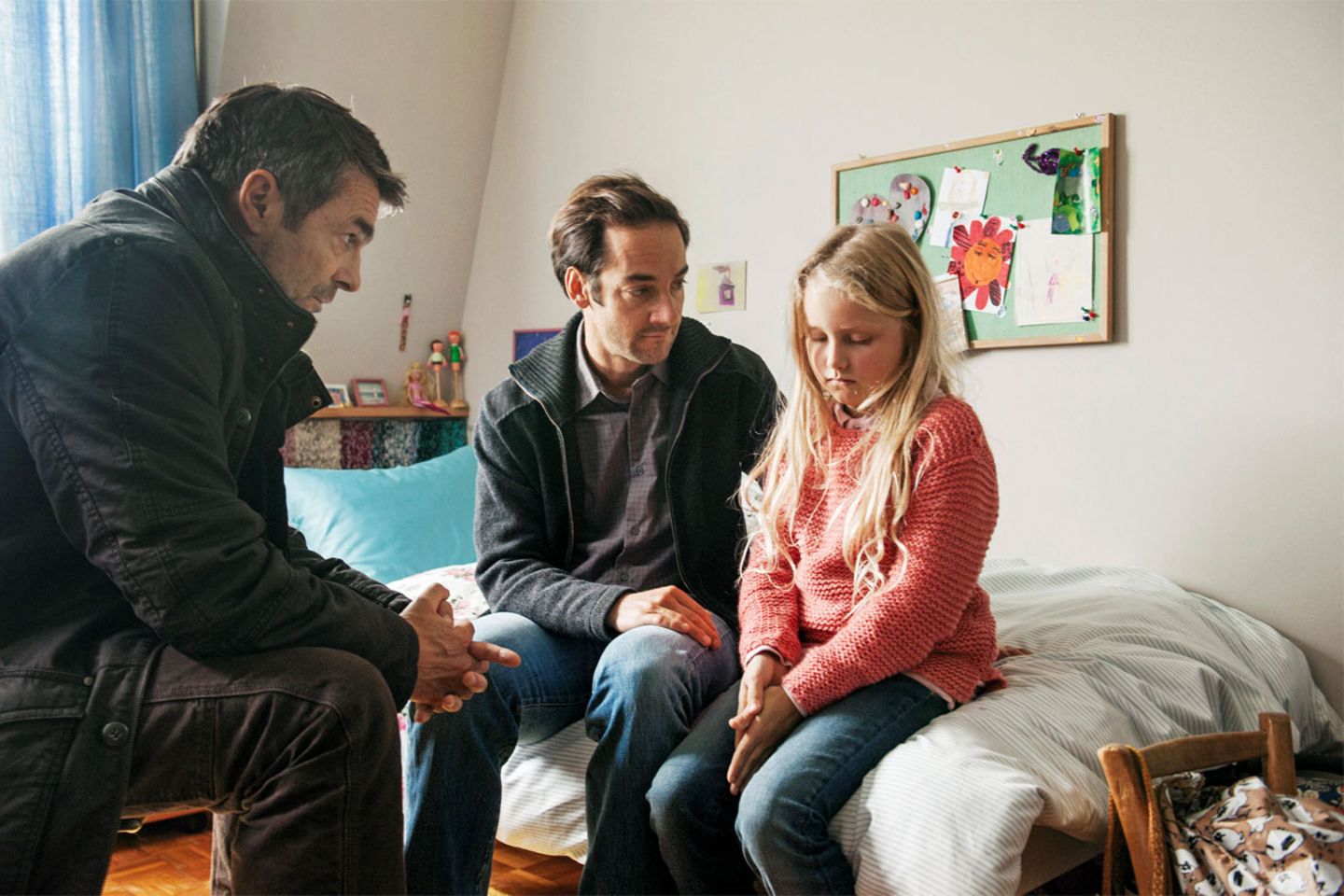 Kommissar Reto Flückiger (Stefan Gubser) befragt die kleine Julia (Anouk Petri), ihr Stiefvater Beat Halter (Oliver Bürgin) passt genau auf.