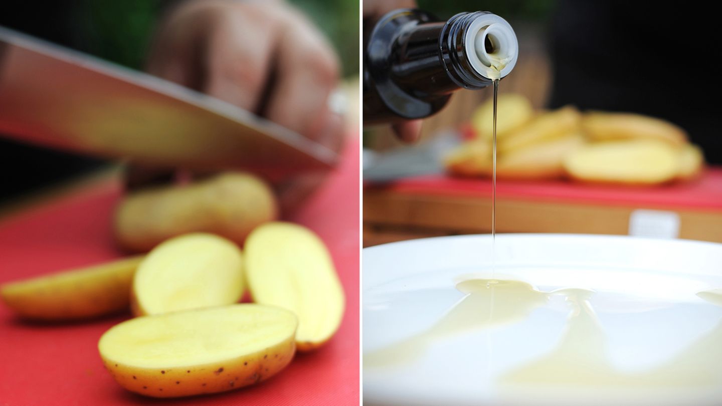 Die Kartoffeln halbieren. Dann auf einem großen Teller etwas Öl und Meersalz verteilen. Sie können ein beliebiges Öl verwenden. Sesamöl unterstreicht den Geschmack später besonders gut. Anschließend die Kartoffelhälften mit der Schnittfläche nach unten auf der so präparierten Auflaufform einölen.