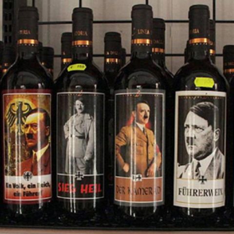 9,50 Euro kostet eine Flasche Wein mit dem Etikett von Hitler oder Papst Johannes Paul dem II. Amerikanische Touristen entdeckten die Flaschen in einem Supermarkt und waren schockiert