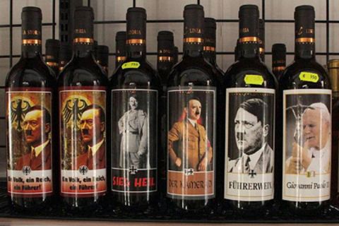 9,50 Euro kostet eine Flasche Wein mit dem Etikett von Hitler oder Papst Johannes Paul dem II. Amerikanische Touristen entdeckten die Flaschen in einem Supermarkt und waren schockiert