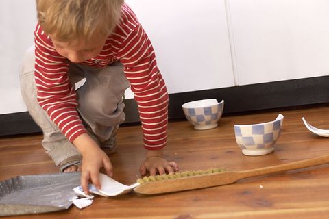 Wenn Kinder für Scherben sorgen, haften die Eltern häufig nicht. Dennoch kann es sinnvoll sein, solche Schäden mitzuversichern.