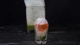 Present Cocktail  Wie verpackt ein Bartender ein Geschenk? Richtig, in einer Eiskugel! Ob Sie Ihren Gästen einen Löffel zur Verfügung stellen, um das "Auspacken" zu erleichtern, bleibt Ihnen überlassen. Denn nach einer Weile sorgt das Schmelzen der Kugel auch von ganz allein dafür, dass die Zutaten zueinander finden.  Zutaten:  50ml Grappa  15ml frisch gepresster Zitronensaft  30ml Vanille-Rhabarber-Saft*  Verbenaschaum**  Trinkgefäß: Tumbler  Zubereitung:  Füllen Sie einen Luftballon mit Wasser, sodass der Ballon noch in Ihr Glas passt. Frieren Sie den Luftballon für ca. 3 Stunden und 15 Minuten bei -23°C ein. Nach Ablauf der Zeit schneiden Sie den Luftballon auf und legen Sie die halbgefrorene Eiskugel frei. Schlagen (oder bohren) Sie vorsichtig ein kleines Loch in die Eiskugel und gießen das darin eingeschlossene Wasser aus der Kugel. Legen Sie die Kugel wieder vorsichtig in den Gefrierschrank.  Schütteln Sie nun alle Zutaten abgesehen vom Verbenaschaum mit Eiswürfeln kräftig im Shaker. Geben Sie den Schaum unten ins Glas und setzen Sie darauf die Eiskugel. Füllen Sie die Kugel durch einen Trichter mit dem Drink.  *Schneiden Sie 4 Stangen Rhabarber in kleine Stücke und 2 Vanilleschoten der Länge nach auf. Geben Sie beides mit 50g Zucker in einen Vakuumbeutel. Den Vakuumbeutel verschließen und bei 58 °C für 1 Stunde in ein Wasserbad legen. Den Inhalt des Beutels danach in einen Entsafter geben, um den Saftertrag zu erhöhen.  **Pürieren Sie 1 Bund Verbene mit 50ml frisch gepresstem Zitronensaft, 35ml Läuterzucker, etwas Salz und Pfeffer in ½ Liter Wasser. Passieren Sie anschließend das Gemisch zweimal. Geben Sie 200 ml des Verbenawassers und 2,5g Lecithin in den Mixer. Mit einem Aquariumsprudler wird das Verbena-Lecithin-Wasser zu einem luftigen Schaum aufgeschäumt.