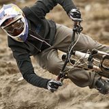 So muss man nicht fahren können, um Maloja-Kleidung gut zu finden. Sie ist auch für die Freizeit geeignet. Anstelle mörderischer Downhills kann man mit ihr auch die City erobern. Die 3-Lagen Softshell Jacke fällt auch im Cafe nicht auf. Die Radhose im Baggystil ist ebenfalls alltagstauglich - eignet sich aber weniger für klassische Radfahrer mit langen Trainingsdistanzen.