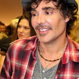 Der Fotograf David LaChapelle wurde 1963 in Connecticut geboren. Noch als Teenager kam er Ende der 70er Jahre nach New York, wo sich gerade eine fotografische Avantgarde um Robert Mapplethorpe und Richard Avedon formierte. In den 80er Jahren fotografierte er zunächst in Schwarz-Weiß. Doch in den 90ern krempelte er seine Bildsprache radikal um und kreierte den Stil, für den er bis heute bekannt ist: surreale Settings, opulente Arrangements und grelle, bunte Farben.