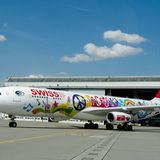 Flower-Power auch über den Wolken: Um 2010 auf das neue Flugziel San Francisco in Kalifornien aufmerksam zu machen, hatte Swiss einen Airbus A340 mit Hippie-Lackierungen versehen.