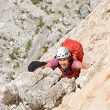 Kleine Zinne: Südkante  Ein Bild aus der zweiten Seillänge am Ende der Einstiegsverschneidung. Weiter oben schreiben die Autoren über die 450 Meter lange Klettertour: "Die kleingriffige, überhängende Rissverschneidung verlangt Konzentration und Kraft - hier wird klar, was Erstbegher Comici meinte, als er vom 'Festklammern' an 'mikroskopischen Griffen' sprach."