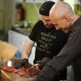 Die süß-scharfe Flüssigkeit in eine Marinadespritze ziehen und ins Fleisch injizieren. Keine Sorge, das Fleisch wird später nicht überwürzt schmecken. Nur Mut! Nach Massage und Spritze sollte das Grillgut über Nacht in den Kühlschrank. Die Gewürze können sich nun in aller Ruhe im Grillgut breit machen. Ganz wichtig: Holen Sie die Schweineschulter rechtzeitig aus der Kälte. Sie sollte Zimmertemperatur haben, wenn es in den Smoker geht.