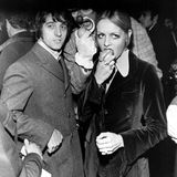 Als die Beatles im Dezember 1967 ihren Apple-Shop eröffneten, durfte auch Twiggy nicht fehlen. Das Model kam mit ihrem damaligen Manager und Lebensgefährten Justin de Villeneuve.
