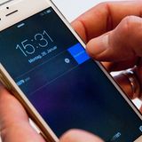 Trick 1: Schneller Nachrichten beantworten  Jedesmal die Nachrichten-App öffnen, nur um kurz zu antworten? Es geht auch viel schneller. Ist das iPhone noch gesperrt, ziehen Sie die Nachricht auf die linke Seite. Rechts erscheinen nun je nach App verschiedene Optionen, bei der Nachrichten-App etwa "Antworten". Tippen Sie Ihre Antwort ein und wählen Sie dann "Senden", schon erhält das Gegenüber Ihre Nachricht.  Auch wenn Sie gerade eine andere App nutzen, müssen Sie nicht erst iMessage öffnen, um eingehende Nachrichten zu beantworten. Ploppt am oberen Rand die Meldung auf, dass Sie eine Nachricht bekommen haben, ziehen Sie die Meldung nach unten. Nun können Sie Ihre Antwort schreiben und versenden, ohne die benutzte App schließen zu müssen und können Sie sofort nach dem Abschicken weiternutzen.