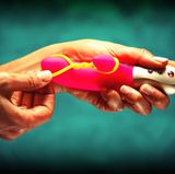 Wie heißt das?  Amorino, ein Mini-Vibrator  Ist das für Frauen oder Männer?  Für Mädels  Wozu brauche ich das?   Zur Rund-um-glücklich-und-entspannt-zufrieden-Stimulation. Penetration vaginal wie anal möglich und der kleine Abzweig stimuliert ganz nebenbei, aber sehr effektvoll die Klitoris. Was will frau mehr? Das gelbe Gummiband verbindet die Vibrationskörper und Ableger und leitet den Schwung weiter. Wenn es überkreuzt liegt - punktgenau, gerade entlang der Schamlippen. Heißa! Amorino ist mein neuer Freund.  Wie glücklich macht mich das auf einer Skala von 1 bis 10 (10 ist sehr sehr glücklich)?   Dem Mini geb ich glatt ne 12 - für seine sechs Vibrationsstufen und sechs Vibrationsrhythmen. Die ersten Stufen kann man sich schenken. Dann wird's nicht nur schneller, sondern auch abwechslungsreicher und rhythmischer als jeder Herr das bislang vermochte.  Was behaupte ich, wenn mein Kind/mein Freund/meine Putzfrau das findet?  Weder Kind noch Freund noch Putzfrau im Haushalt. Wenn es der One-Night-Stand oder die Affäre findet, ist das seine Herausforderung und Messlatte, um nicht zu sagen: sein direkter Konkurrent.   Würden meine Eltern das benutzen?   Das möchte ich nicht wissen.  Was kostet das?  69 Euro