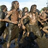 Nun verwandelt sich der "Holy Wacken Ground", wie er von Festivalbesuchern scherzhaft genannt wird, innerhalb weniger Stunden in eine schlammige Morastlandschaft.